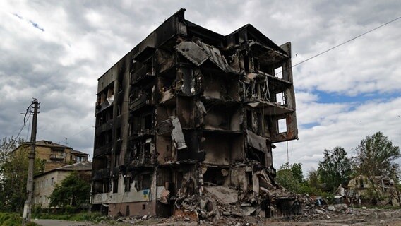 Ein zerstörtes Gebäude steht am Stadtrand von Kiew © dpa-Bildfunk Foto: Dominic Chiu