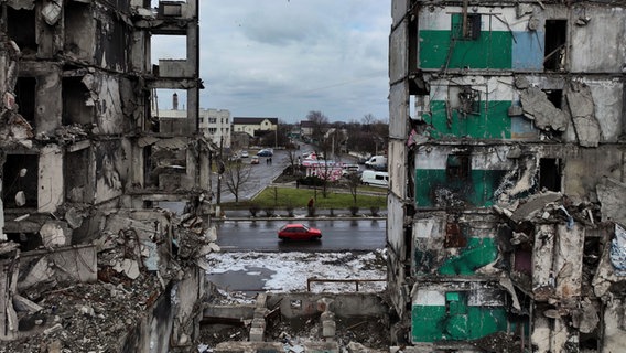 Ein Blick auf ein zerstörtes Gebäude nördlich von Kiew. © picture alliance/dpa/AP | Thibault Camus Foto: Thibault Camus