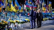 Bundeskanzler Friedrich Merz (CDU), Frankreichs Präsident Emmanuel Macron, Wolodymyr Selenskyj, Präsident der Ukraine, Olena Selenska, Keir Starmer, Premierminister von Großbritannien, und Donald Tusk, Ministerpräsident von Polen (v.l.), gedenken in Kiew auf dem Maidan den Opfern des Krieges. © dpa Foto: Kay Nietfeld