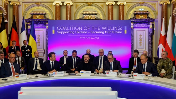 Deutschlands Bundeskanzler Friedrich Merz (CDU), Emmanuel Macron, Präsident von Frankreich, Wolodymyr Selenskyj, Präsident der Ukraine, Sir Keir Starmer, Premierminister von Großbritannien, und Donald Tusk, Ministerpräsident von Polen (v.l.), sitzen während eines Gipfeltreffens im Mariinskyi-Palast in Kiew zusammen. © Ludovic Marin/Pool AFP/AP/dpa 