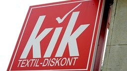 Logo des Discounters KiK an einer Hauswand © dpa Foto: Angelika Warmuth