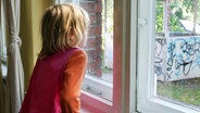 Ein Kind steht am Fenster © dpa 