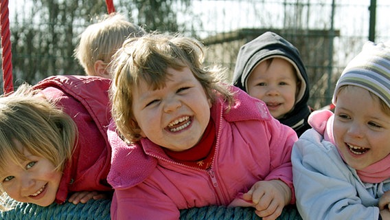 Lachende Kinder. © dpa Foto: Waltraud Grubitzsch