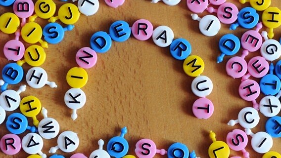 Das Wort Kinderarmut liegt aus einzelnen Buchstaben auf einem Tisch. © dpa-bildfunk Foto: Jens Kalaene