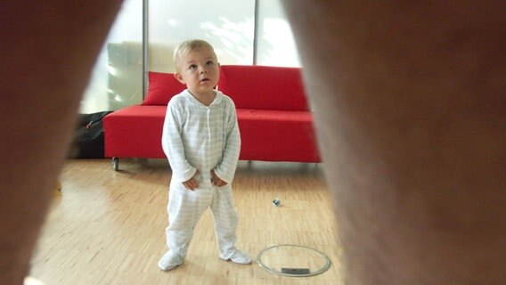 Ein kleiner Junge steht ängstlich vor einem Mann. © chromorange Foto: M. Stolt