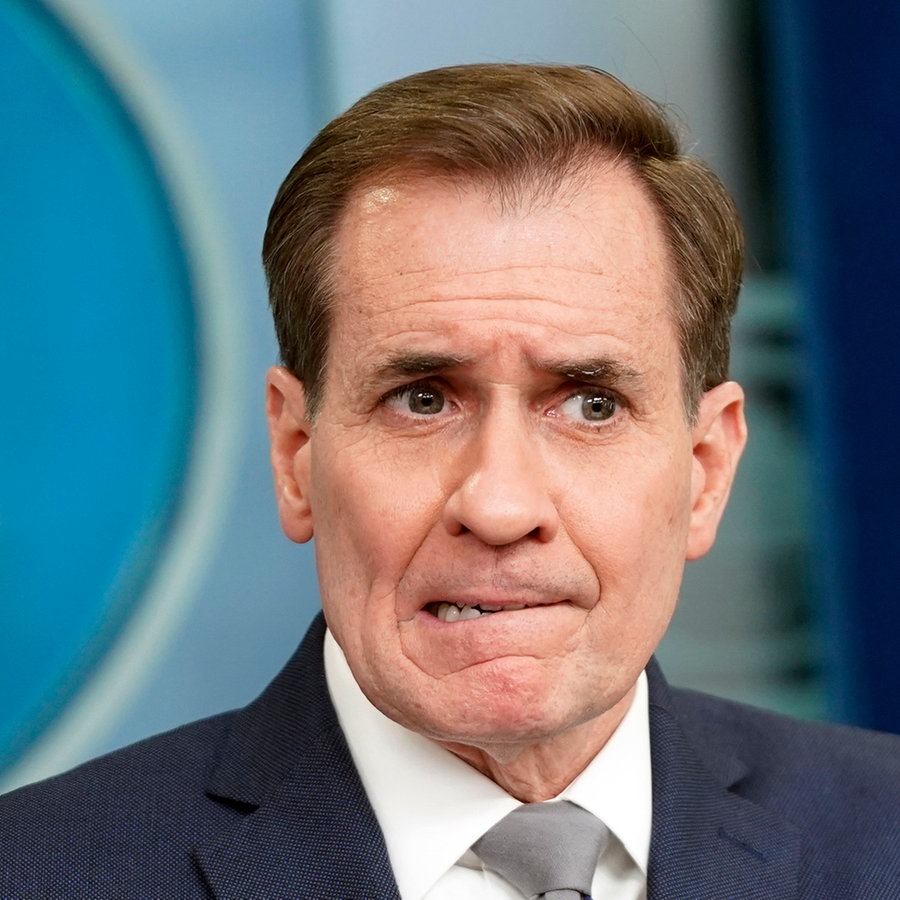 USA, Washington: John Kirby, Sprecher des Nationalen Sicherheitsrates, beantwortet die Frage eines Journalisten während einer Pressekonferenz im Weißen Haus. © AP/dpa Foto: Patrick Semansky/