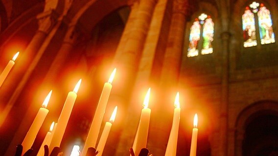 Brennende Kerzen in der Kirche. © fotolia Foto: vansteenwinckel