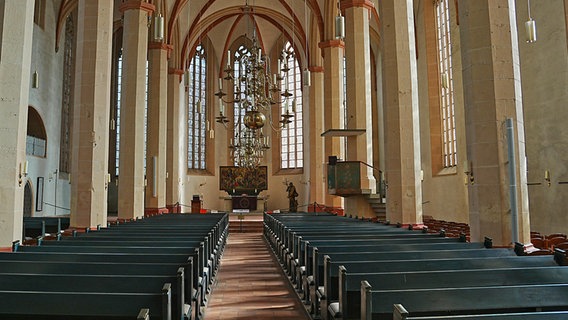 Eine evangelische Kirche mit leeren Bänken. © picture alliance / Zoonar | HGVorndran 