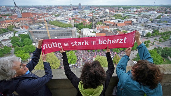 Blick von oben auf den Abschlussgottesdienst beim 39. Evangelischen Kirchentag auf dem Platz der Menschenrechte in Hannover. © Imago Images/EPD Foto: Tim Wegner
