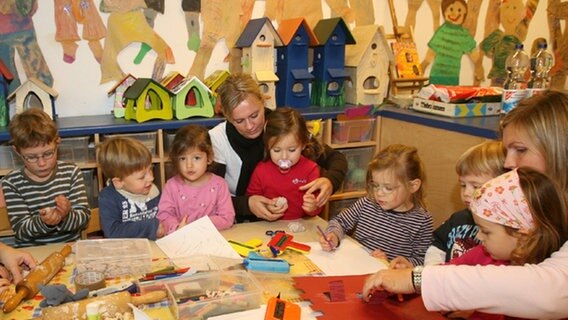 Erzieherinnen und Kinder in einer Kindertagesstätte © dpa Foto: Holger Hollemann