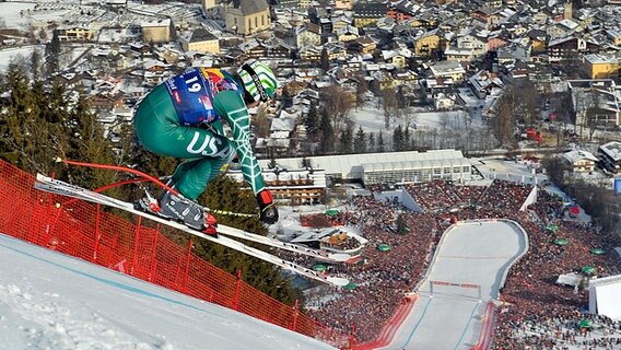 Skirennläufer Bode Miller aus den USA rast 2009 beim Hahnenkamm-Rennen auf der legendären Streif dem Ziel entgegen. © dpa picture alliance Foto: Markus Ulmer