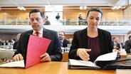 Irene Mihalic (Bündnis 90/Die Grünen) und Johannes Fechner (SPD) warten im Bundesverfassungsgericht auf den Beginn der Verhandlung im Verfahren über AfD-Klagen zu Bundestagsausschüssen © dpa Bildfunk Foto:  Uli Deck/dpa