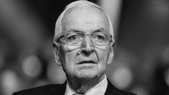 Klaus Töpfer, ehemaliger Bundesumweltminister, schaut in die Kamera. © dpa Bildfunk 