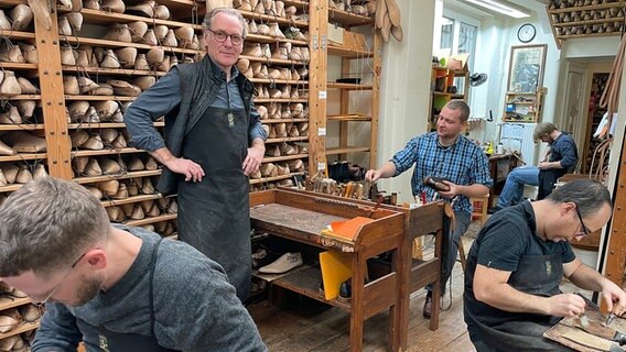 Benjamin Klemann (stehend) mit seinen Angestellten in der Werkstatt seines Maßschuh-Geschäft Klemann Shoes in Hamburg © NDR Foto: Wiebke Neelsen