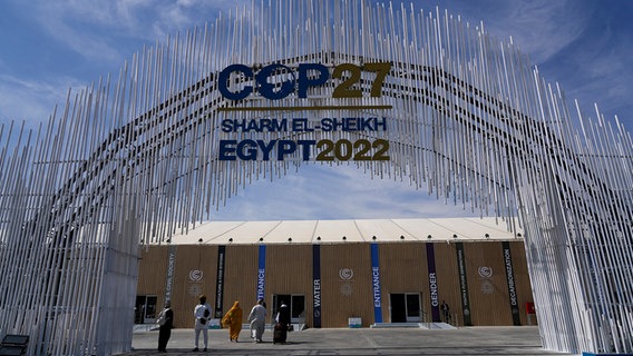 Gäste betreten das Kongresszentrum in Sharm El-Sheikh (Ägypten), in dem die UN-Weltklimakonferenz COP27 stattfindet. © dpa-Bildfunk Foto: Peter Dejong/AP/dpa