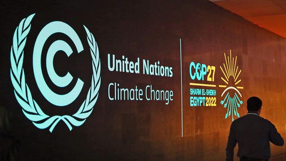 Ein Mann geht an dem Schriftzug für die UN-Weltklimakonferenz COP27 in Ägypten vorbei. © dpa-Bildfunk/Xin Hua Foto: Sui Xiankai