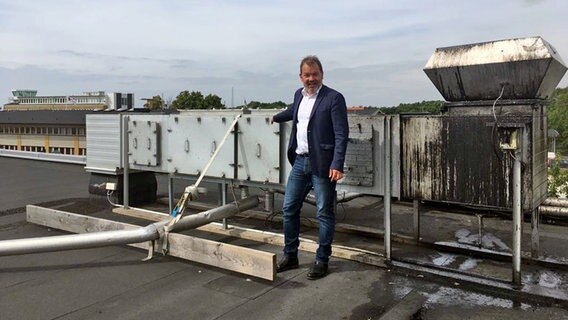 Der schwedische Unternehmer Nils Lekeberg steht auf dem Dach eines Restaurants, vor seiner Abluftreinigungsanlage Lepido. © NDR Foto: Wiebke Neelsen