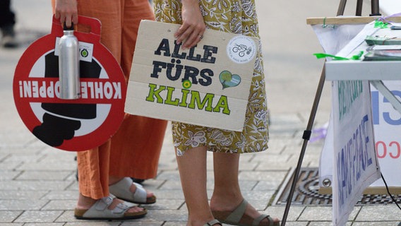 Alle fürs Klima: Teilnehmende halten bei Protesten der Klimaschutz-Bewegung Fridays for Future in Bonn Plakate in der Hand. © picture alliance/dpa | Henning Kaiser 