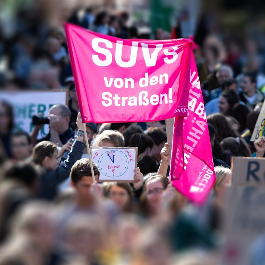 Auf einer Fridays for Future Demo wird ein Banner mit der Aufschrift "SUV von den Straßen" hochgehalten. © www.imago-images.de 