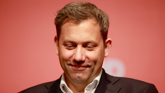 Der SPD Parteivorsitzender Lars Klingbeil steht während der Dialogkonferenz zum SPD-Mitgliedervotum auf der Bühne. © dpa Foto: Matthias Bein