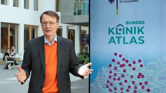 Gesundheitsminister Karl Lauterbach steht vor einem Plakat für den Bundes-Klinik-Atlas. © dpa Bildfunk Foto: Soeren Stache