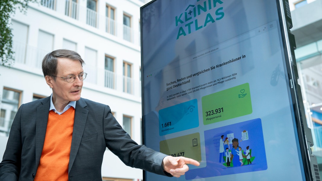 Karl Lauterbach, Bundesminister fuer Gesundheit bei der Vorstellung des neuen Bundes Klinik Atlas in der Bundespressekonferenz.