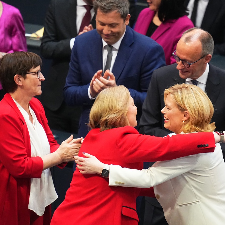Julia Klöckner (vorne r, CDU), frisch gewählte Bundestagspräsidentin, nimmt Glückwünsche von ihrer Vorgängerin Bärbel Bas (M SPD) entgegen bei der konstituierenden Sitzung des neuen Bundestags. © dpa Bildfunk Foto: Michael Kappeler