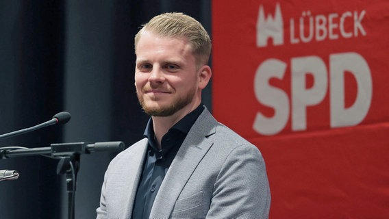 SPD-Politiker Tim Klüssendorf bei einer Wahlkampfveranstaltung in Lübeck © IMAGO / Susanne Hübner 