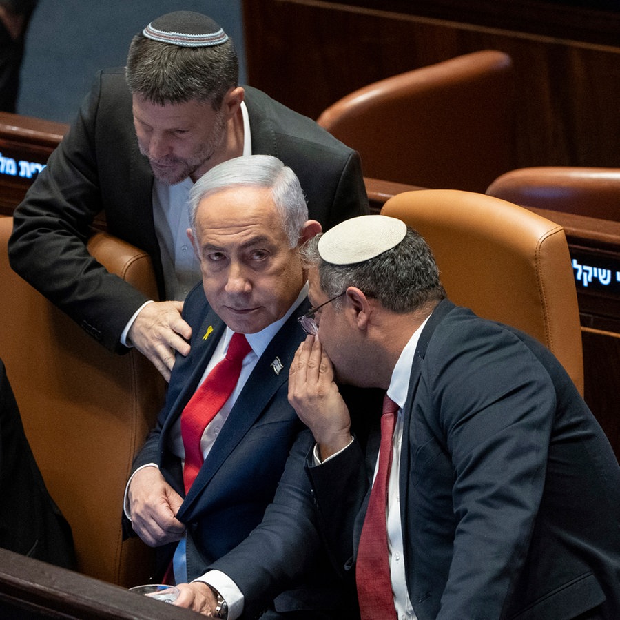 Israels Ministerpräsident Benjamin Netanjahu umgeben von Ministern der Regierung, nimmt an einer Sitzung der Knesset, dem israelischen Parlament, teil. © dpa/AP Foto: Ohad Zwigenberg