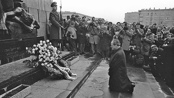 Der Kniefall von Willy Brandt vor Mahnmal im einstigen jüdischen Ghetto in Warschau © dpa picture-alliance 
