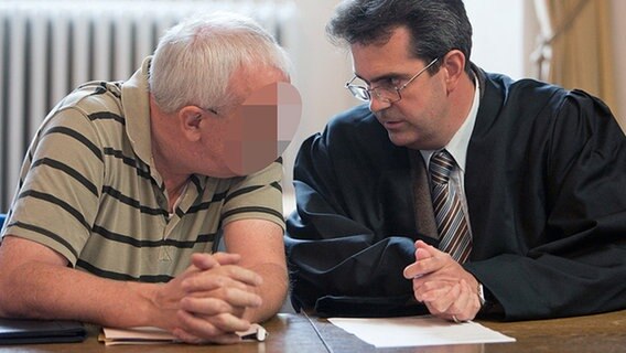 Der als "Knöllchen-Horst" bekannt gewordene Horst-Werner N. (l) bespricht sich im Amtsgericht Herzberg mit seinem Anwalt Hermann Wichmann. © dpa Bildfunk Foto: Mark Härtl