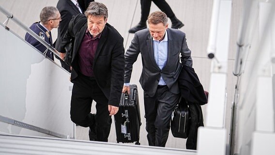 Robert Habeck (Grüne) und Christian Lindner (FDP - rechts im Bild) gehen eine Treppe hoch. © dpa-Bildfunk Foto: Kay Nietfeld/dpa