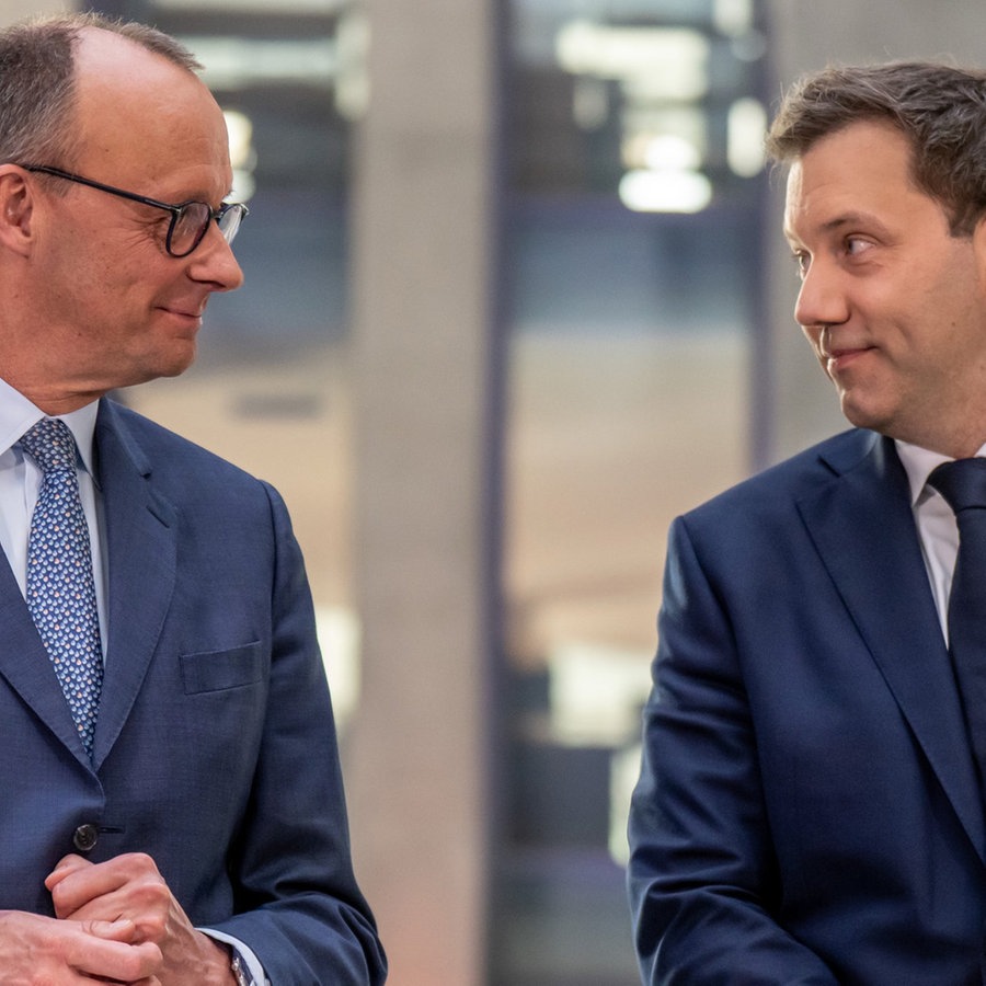 Friedrich Merz (l), Unions-Kanzlerkandidat und CDU Bundesvorsitzender und Lars Klingbeil, SPD-Bundesvorsitzender und SPD Fraktionsvorsitzender, nehmen an einer Pressekonferenz nach den Sondierungsgesprächen von Union und SPD im Bundestag teil. © dpa Bildfunk Foto: Michael Kappeler/dpa