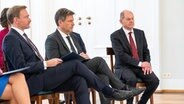 Bundeskanzler Olaf Scholz (r-l, SPD), Robert Habeck (Bündnis 90/Die Grünen), Bundesminister für Wirtschaft und Klimaschutz, und Christian Lindner (FDP), Bundesminister der Finanzen © dpa Foto: Bernd von Jutrczenka