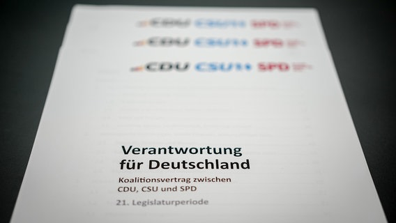 Der Koalitionsvertrag von CDU, CSU und SPD mit der Überschrift "Verantwortung für Deutschland" ist auf dem Foto zu sehen. © picture alliance/dpa | Kay Nietfeld Foto: Kay Nietfeld