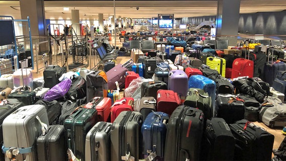 Viele herrenlose Koffer warten in einem Terminal des Hamburger Flughafens auf Abholung © Privat 