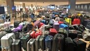 Viele herrenlose Koffer warten in einem Terminal des Hamburger Flughafens auf Abholung © Privat 