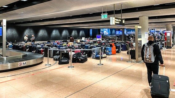 Auf dem Bild sind Reisende zu sehen, die ihre Koffer zu suchen. © NDR Foto: Privat