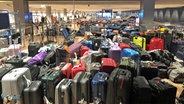 Viele herrenlose Koffer warten in einem Terminal des Hamburger Flughafens auf Abholung (Archivbild) © Privat 