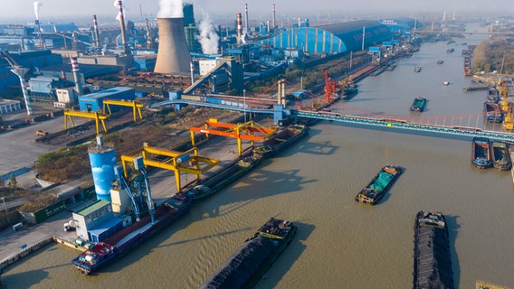 Kohlekähne fahren auf dem chinesischen Kaiser-Kanal durch ein Industriegebiet. © Picture alliance 