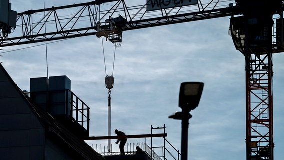 Ein Arbeiter ist auf einer Baustelle beschäftigt © dpa Foto: Soeren Stache