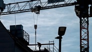 Ein Arbeiter ist auf einer Baustelle beschäftigt © dpa Foto: Soeren Stache