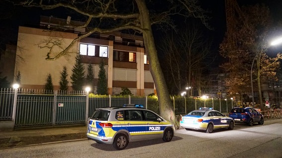 Polizeiwagen stehen vor dem russischen Konsulat in Hamburg. © picture alliance / | - 