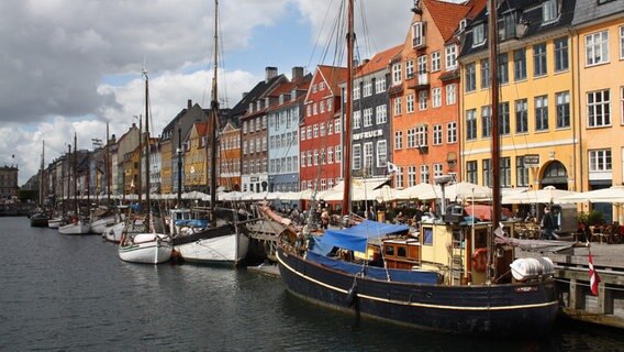 Segelboote dümpeln im historischen Hafen Nyhavn in Kopenhagen. © NDR Foto: Daniel Sprenger