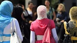 Drei muslimische Frauen mit Kopftuch. © dpa Foto: Arno Burgi