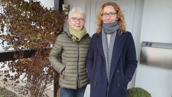 Gisela und Kerstin Kopp stehen nebeneinander vor einer Haustür. © NDR Info Foto: Nadja Mitzkat