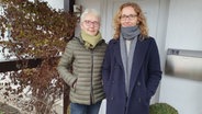 Gisela und Kerstin Kopp stehen nebeneinander vor einer Haustür. © NDR Info Foto: Nadja Mitzkat