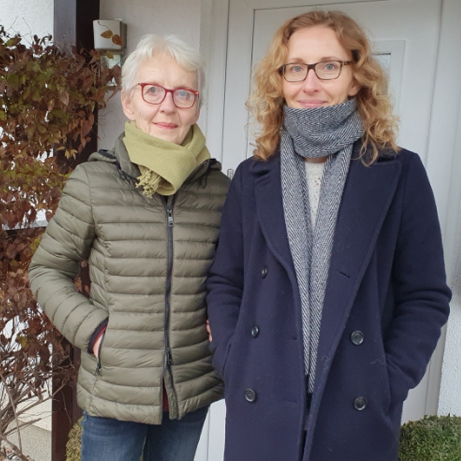 Gisela und Kerstin Kopp stehen nebeneinander vor einer Haustür. © NDR Info Foto: Nadja Mitzkat