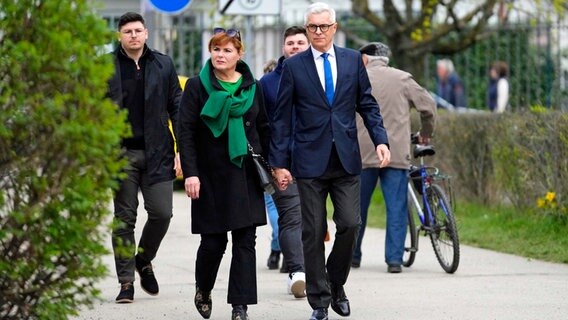 Der slowakische Präsidentschaftskandidat Ivan Korcok (r.), ein pro-westlicher Karrierediplomat, kommt in Senec in Begleitung seiner Frau Sona zur Stimmabgabe während der ersten Runde der Präsidentschaftswahlen. © Petr David Josek/AP/dpa 