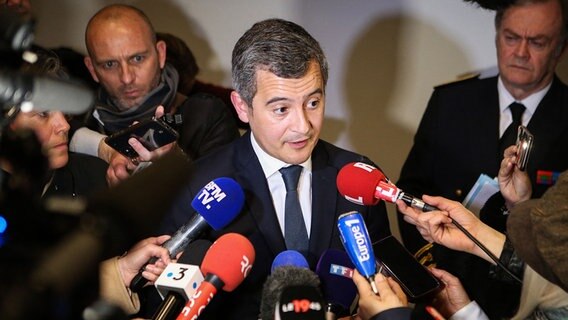 Gerald Darmanin, Innenminister von Frankreich, spricht mit Journalisten. © picture alliance Foto: Pascal Pochard-Casabianca